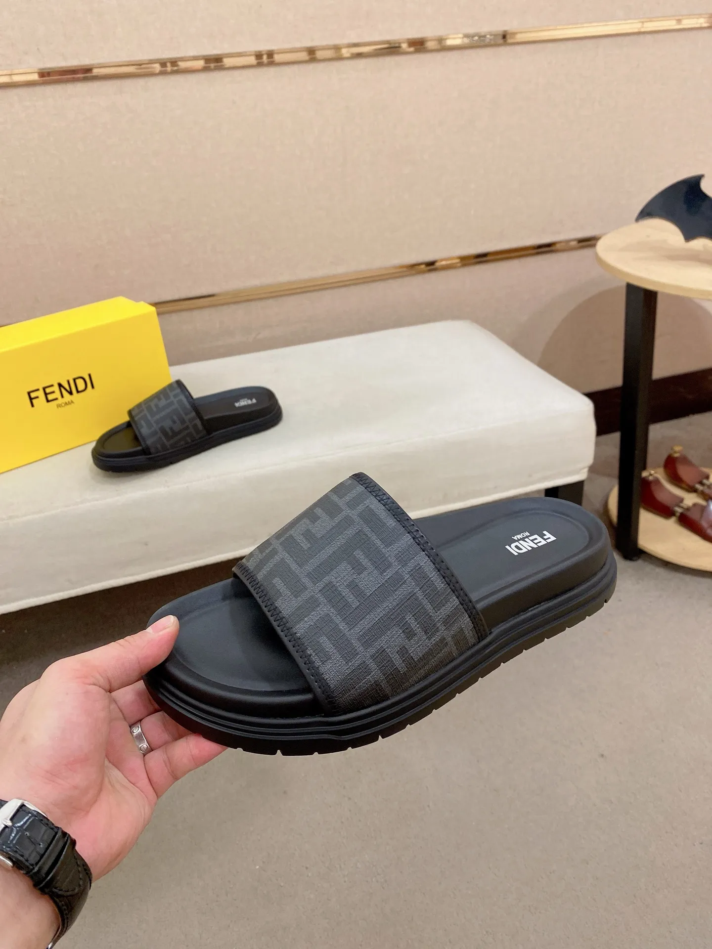Factory price: 320💰 [Fendi Slippers] High-end brand of men's shoes, official website 1:1 latest masterpiece: original mold customization, the fabric is made of imported original materials, upgraded outsole, lighter and non-slip. The market's top quality, simple yet tasteful, a must-have for fashionistas, fashionable at your feet, full of confidence, the same style at the counter 👍The season of summer slippers is here. Code: 38-44 (45 is custom-made and cannot be returned or exchanged)